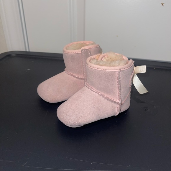 UGG Baby Girls’ Jesse Bow II Crib Shoes - Picture 2 of 8